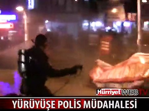 İZMİT'TE KESK YÜRÜYÜŞÜNE BİBER GAZIYLA MÜDAHALE