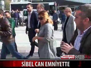 Download Video: SİBEL CAN EMNİYETE GELDİ, POLİS ARACINA EL KOYDU