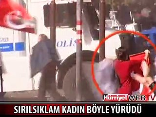 SIRILSIKLAM OLDU, ELİNDE TÜRK BAYRAĞIYLA BÖYLE YÜRÜDÜ