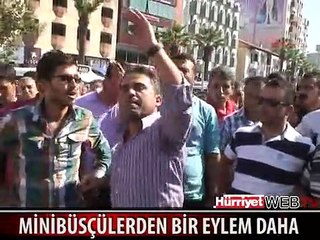 DENİZLİ'DE MİNİBÜSÇÜLER CADDEYİ KAPATTI