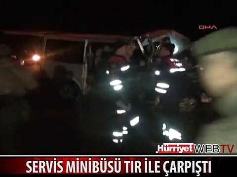 SERVİS MİNİBÜSÜ TIR İLE ÇARPIŞTI: 4 ÖLÜ, 2 YARALI