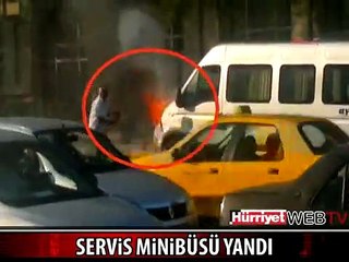 ŞİŞLİ'DE SERVİS MİNİBÜSÜ ALEV ALEV YANDI