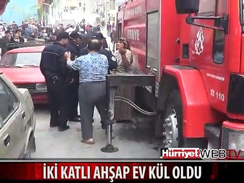 İKİ KATLI AHŞAP EV YANARAK KÜL OLDU