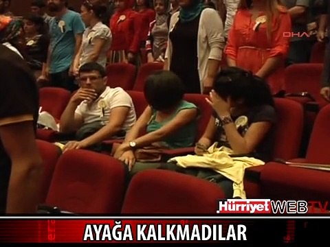 İSTİKLAL MARŞI OKUNURKEN AYAĞA KALKMADILAR