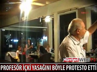 PROFESÖR İÇKİ YASAĞINI BÖYLE PROTESTO ETTİ