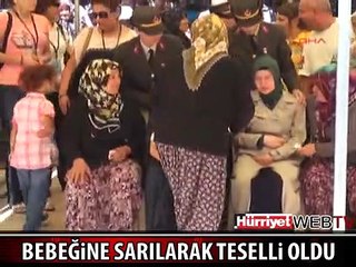 ŞEHİDİN EŞİ KARNINDAKİ BEBEĞİNE SARILDI