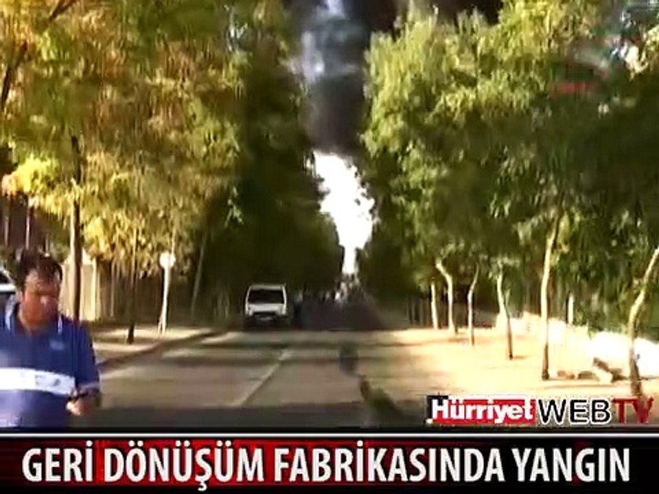 GERİ DÖNÜŞÜM FABRİKASINDAKİ YANGIN KORKUTTU