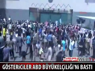 YEMEN'DE GÖSTERİCİLER ABD BÜYÜKELÇİLİĞİ'Nİ BASTI