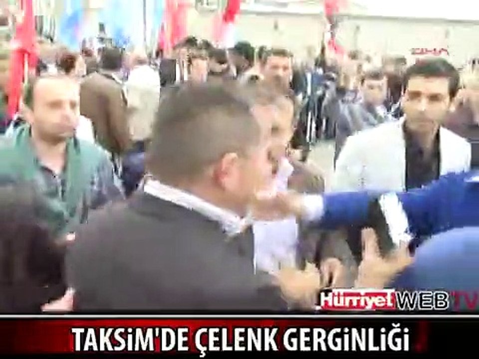 TAKSİM'DE ÇELENK KRİZİ