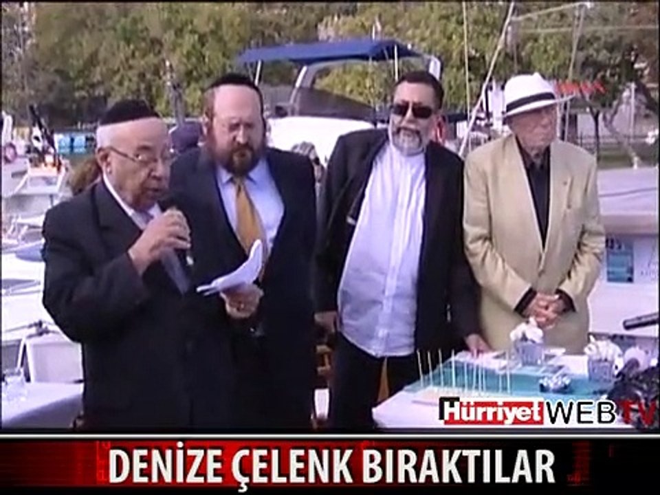 DENİZE ÇELENK BIRAKTILAR