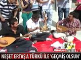 NEŞET ERTAŞ'A TÜRKÜ İLE 'GEÇMİŞ OLSUN'