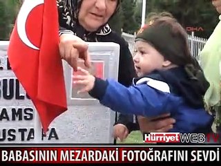ŞEHİT BABASININ MEZAR TAŞINDAKİ FOTOĞRAFINI SEVDİ