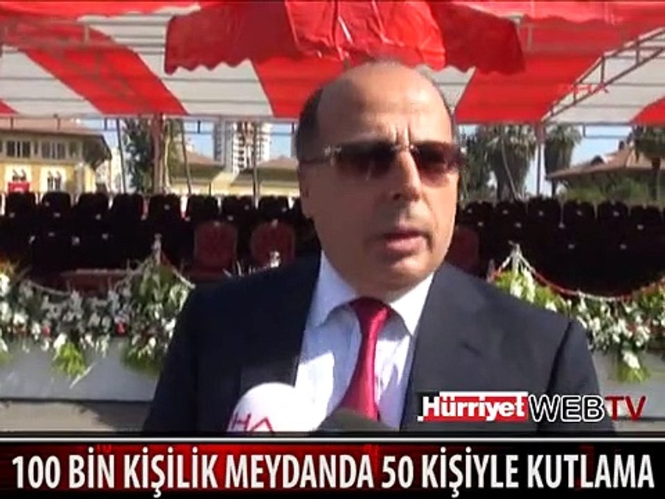 30 AĞUSTOS 100 BİN KİŞİLİK MEYDANDA 50 KİŞİYLE KUTLANDI