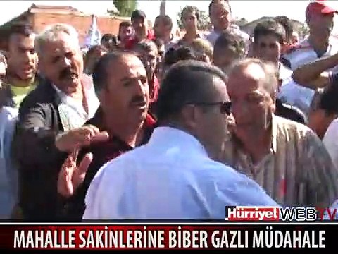 YOL KAPATAN MAHALLE SAKİNLERİNE BİBER GAZLI MÜDAHALE