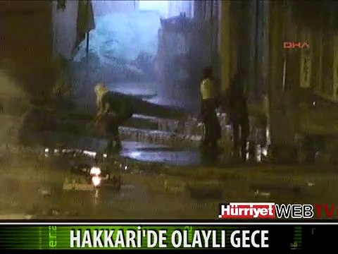 GÖSTERİCİLER HAKKARİ SOKAKLARINI SAVAŞ ALANINA ÇEVİRDİ