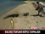 TİMSAHIN KAFASINA SOPAYLA VURDU