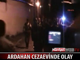 ARDAHAN CEZAEVİNDE MAHKUMLAR YATAKLARI ATEŞE VERDİ