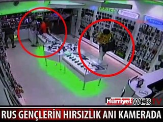 ÇALDIĞI TELEFON KILIFINI İÇ ÇAMAŞIRINA SAKLADI