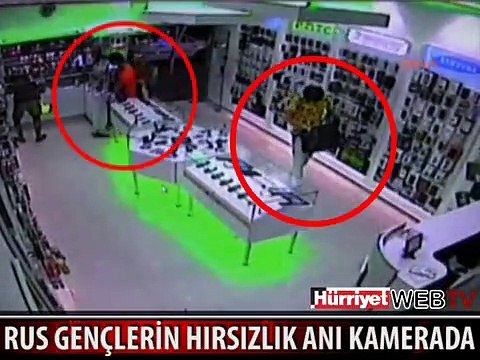 ÇALDIĞI TELEFON KILIFINI İÇ ÇAMAŞIRINA SAKLADI