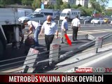 ŞİMDİ DE METROBÜS YOLUNA BİR DİREK DEVRİLDİ