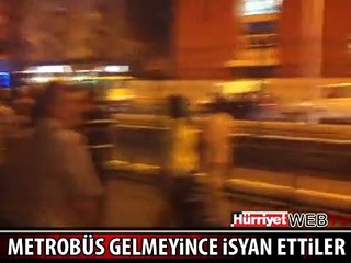 METROBÜS GELMEYİNCE YOLU KESİP İSYAN ETTİLER