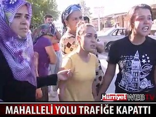 ÖFKELİ MAHALLELİ YOLU KAPATTI