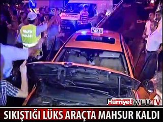 LÜKS ARACIN İÇİNDE SIKIŞTI
