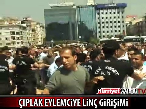 TAKSİM MEYDANI'NDA ÇIPLAK EYLEMCİYE LİNÇ GİRİŞİMİ