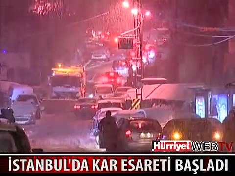 İSTANBUL'DA KAR YÜZÜNDEN ONLARCA ARAÇ YOLDA KALDI