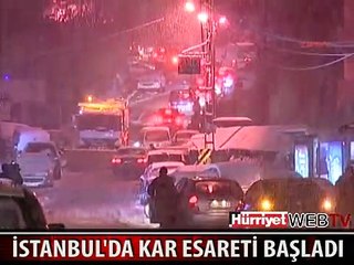 İSTANBUL'DA KAR YÜZÜNDEN ONLARCA ARAÇ YOLDA KALDI