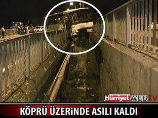 MİDİBÜS KÖPRÜDE ASILI KALDI