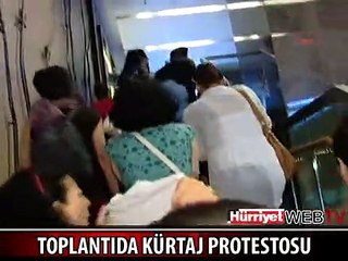 BAKANLARIN KATILDIĞI TOPLANTIDA KÜRTAJ PROTESTOSU