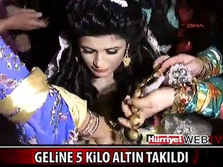 DÜĞÜNDE GELİNE 5 KİLO ALTIN TAKILDI