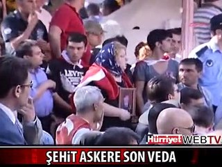 İZMİR ŞEHİDİNE GÖZYAŞLARIYLA VEDA ETTİ