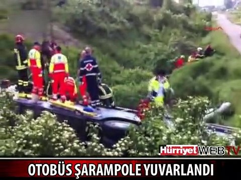 İTALYA'DA OTOBÜS ŞARAMPOLE YUVARLANDI