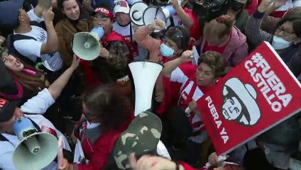 Opositores protestan en el centro de Lima contra el presidente Pedro Castillo