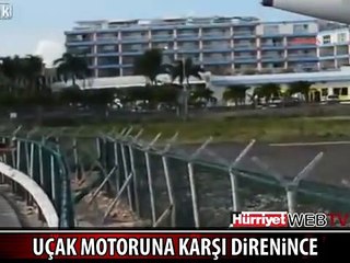 PLAJDAKİ GENÇ KIZ UÇAĞIN MOTORUNA DİRENİNCE