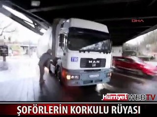 TIR KÖPRÜYE SIKIŞTI