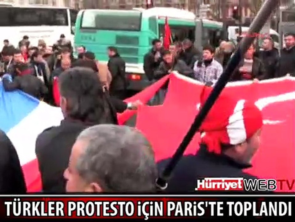 TÜRKLER PARİS'E AKIN ETTİ
