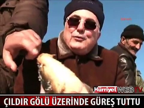 CHP'Lİ VEKİL ÇILDIR GÖLÜ ÜZERİNDE GÜREŞ TUTTU