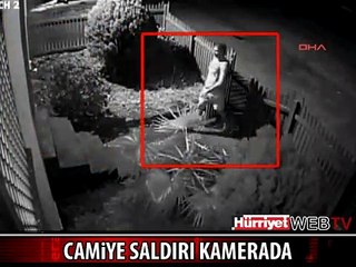 AVUSTRALYA'DA CAMİYE BÖYLE SALDIRDILAR