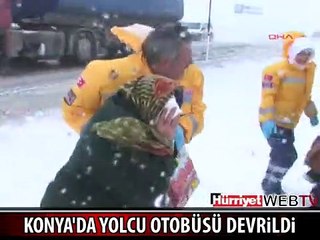 YOLCU OTOBÜSÜ DEVRİLDİ: 20 YARALI