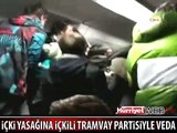 ELLERİNDE İÇKİ ŞİŞELERİYLE TRAMVAYLARA AKIN ETTİLER
