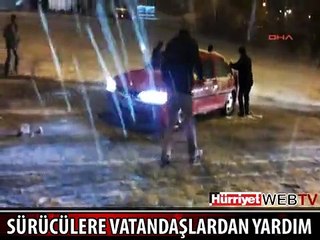 ANKARA'DA YOLDA KALAN ARAÇLARI VATANDAŞLAR KURTARDI