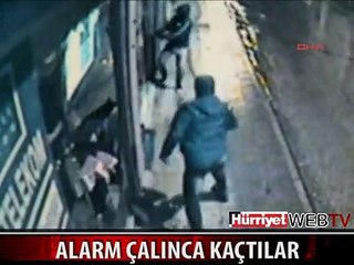 HIRSIZLAR CAMI KIRIP ALARMI DUYUNCA KAÇTILAR