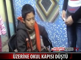 ÜZERİNE OKUL KAPISI DÜŞTÜ