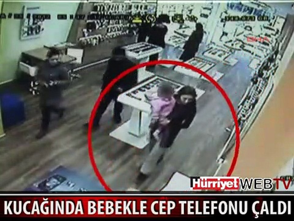 KUCAĞINDA BEBEKLE HIRSIZLIK YAPARKEN KAMERAYA YAKALANDI
