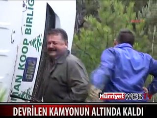 DEVRİLEN KAMYONUN ALTINDA KALDI