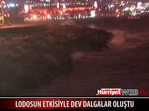 İSTANBUL'DA LODOS ETKİSİYLE DEV DALGALAR OLUŞTU