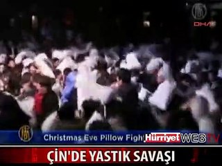 YÜZLERCE KİŞİ YASTIK SAVAŞI YAPTI